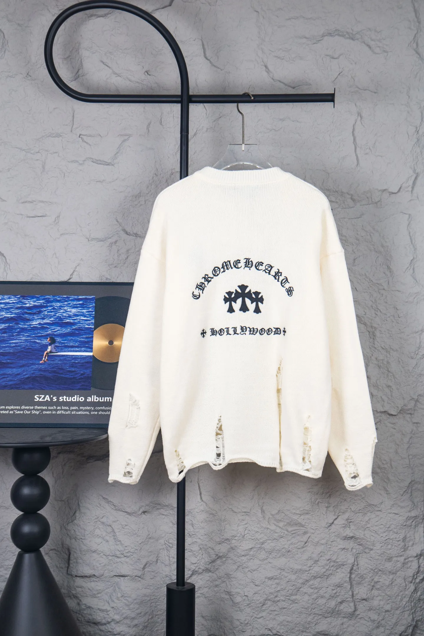 P250 Chrome Hearts CH Chrome Hearts Patch Cross Hole Knitted Sweater Pullover. The popular style is the same for men and women. It is matched with black and white. It looks good in real life. It looks good on the upper body. It looks good in daily wear. It is even more photogenic. It’s hard not to buy it. Buy it for me!!! Believe me, no one can refuse such a machine-length Chrome Hearts jacket. It has expanded the version based on the old version. The upper body is loose and stylish. The casual design of the hem is expanded to make fat people slim down to the extreme. Slim people are limited to high-end and high-end. 10,000 yuan ZP printing. 1:1 perfect restoration. Looks good when worn alone. Both men and women can control it easily. If you care more about quality, you must also respect the price. It is completely different from the thin see-through bottoms that pill when worn. If the style makes you shine at a glance, then quality is what you should pay more attention to. Compared with price, what we focus on is quality. Customers who have received my products know all about it. ️️️ Sweaters on the market are generally made of bract yarn. We use modal. Compared with core-spun yarn, the advantages are very intuitive: high cost, high price, high density, relatively expensive for developers, allowing us to make a lot less money. In addition, the upper body is delicate, anti-pilling, and high-end. We are conscientious sellers. Quality determines the upper body effect. No matter how bad the quality, the best style is still the temperament of the urban-rural fringe. We only do long-term business. Quality determines character. Take it back and wear it with confidence and wash it. The quality of the pattern will definitely make your eyes shine. We only make the right version of high quality. We make high-end hard goods. Reject junk goods and reject fast food. Conscientious quality and conscientious price. You deserve it!  Color: Black White Gray Red Size: S M L